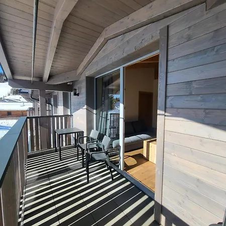 Penthouse Tauernblick Ski In & Ski Out Apartment *